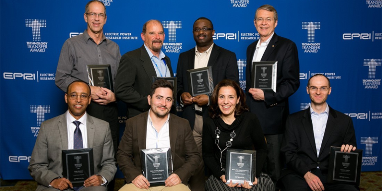 Galardonados posan con los premios otorgados por el Electric Power Research Institute (EPRI).