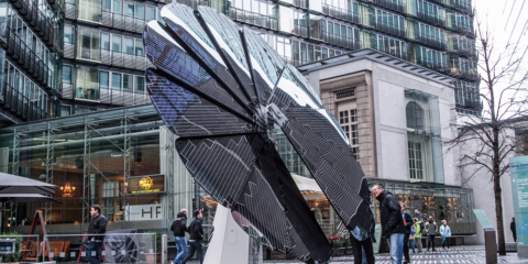 El girasol fotovoltaico Smartflower POP combinado con un cargador de vehículos eléctricos, en Genera 2017