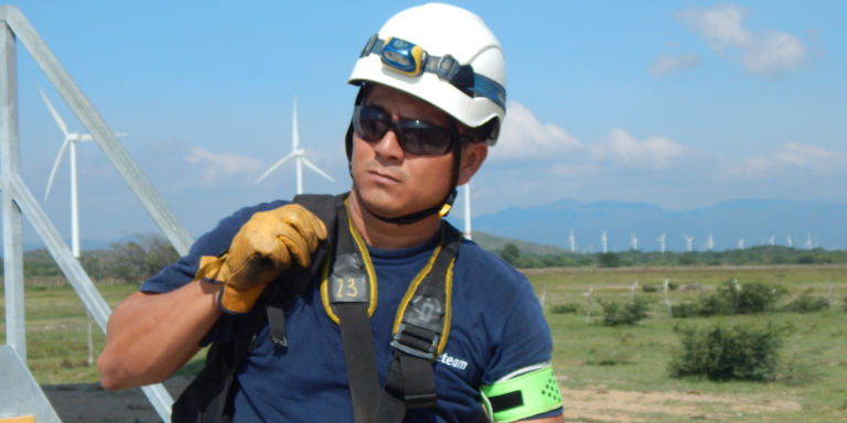 Trabajador de Ingeteam en una plata eólica en México, donde se ha celebrado la feria WindPower 2017 a la que ha acudido la compañía española.