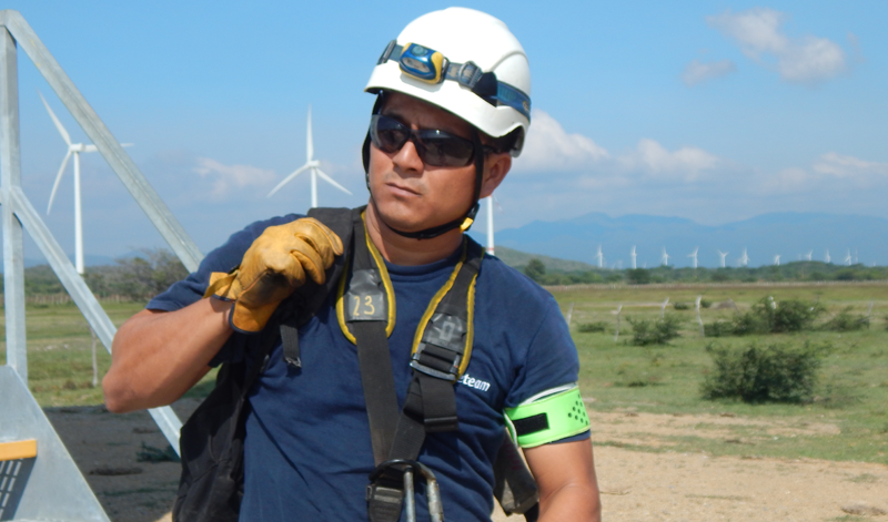 Trabajador de Ingeteam en una plata eólica en México, donde se ha celebrado la feria WindPower 2017 a la que ha acudido la compañía española.