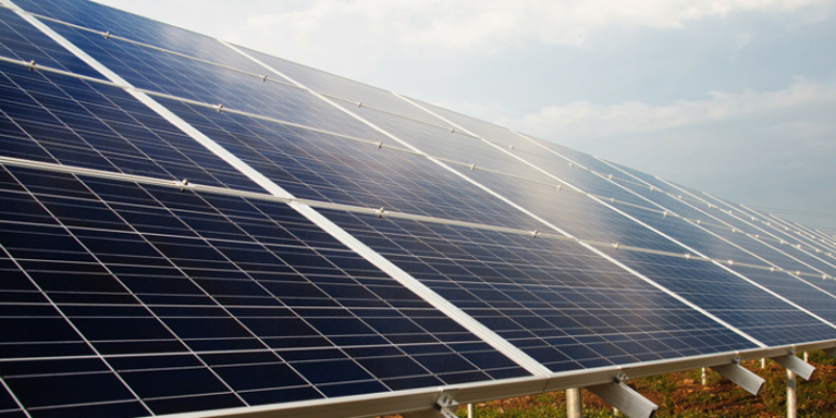 La planta fotovoltaica de la isla Sumba, en Indonesia, evitará la emisión de 900 toneladas de gases contaminantes a la atmósfera, el equivalente las emisiones de 250 vehículos en un año.