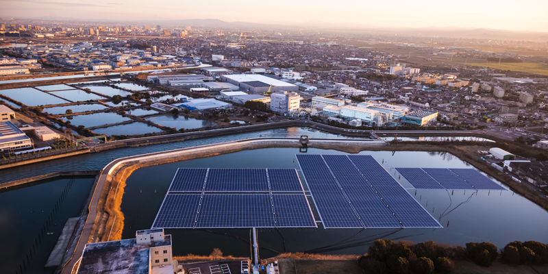 Sistema flotante fotovoltaico que suministrará energía renovable al proveedor de Apple en Japón, la compañía Ibiden.