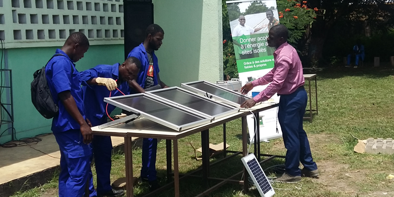 Jóvenes en situación vulnerable de comunas de Abiyán, en Costa de Marfil, en el nuevo centro de formación en energías recién inaugurado.
