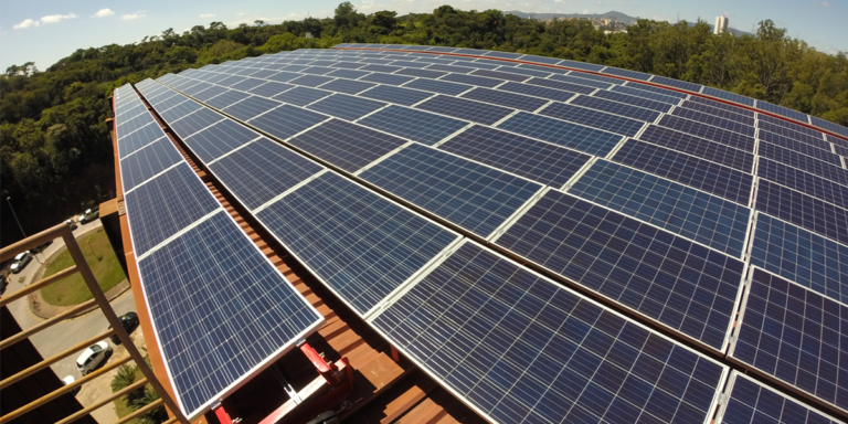 Planta fotovoltaica sobre la cubierta del Parque Tecnológico de Belo Horizonte, Brasil.
