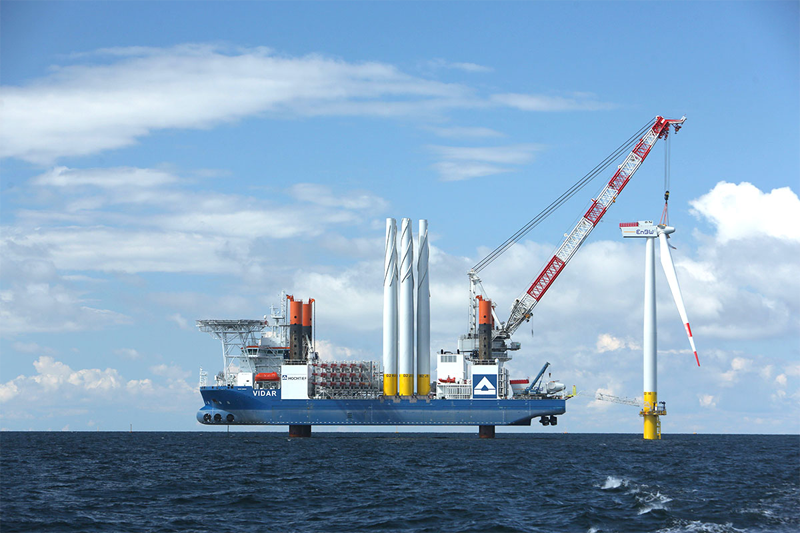 Construcción de un parque eólico en alta mar. 