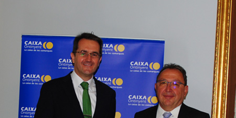 Joaquín Longares (Iberdrola) y Vicente Sanchis (Caixa Ontinyent) han firmado el acuerdo. 