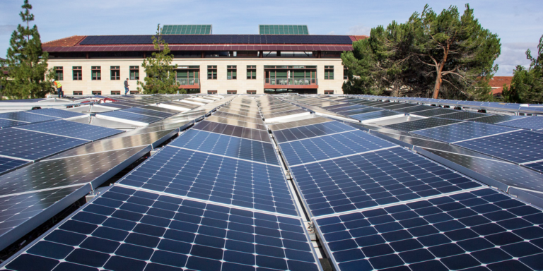 Instalacion fotovoltaica sobre uno de los edificios de la Universidad de Stanford.