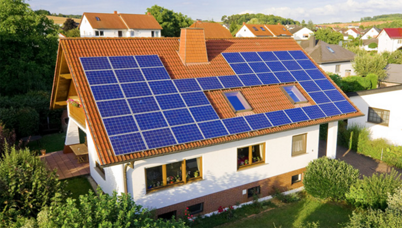 Instalación fotovoltaica sobre la cubierta de una vivienda. 