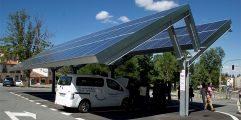 Comienza a funcionar una electrolinera de carga rápida abastecida con energía fotovoltaica