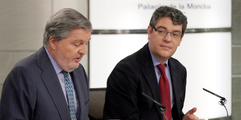 Íñigo Méndez de Vigo y Álvaro Nadal en rueda de prensa tras el Consejo de Ministros.