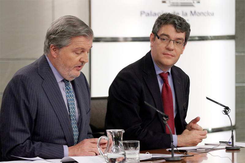 Íñigo Méndez de Vigo y Álvaro Nadal en rueda de prensa tras el Consejo de Ministros. 