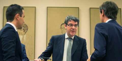 El ministro Nadal anuncia la nueva subasta de energías renovables para el 26 de julio