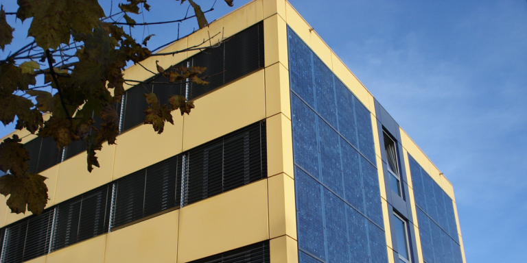 Fachada de edificio con instalación de autoconsumo compartido.