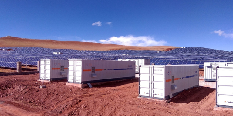 Planta de generación fotovoltaica y almacenamiento energético de Sungrow en el Tibet.