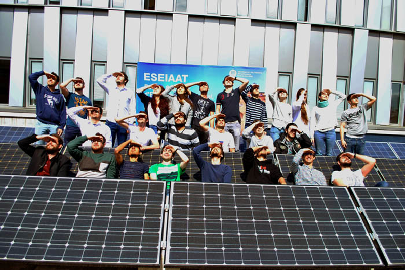 Equipo de alumnos de la UPC posan junto a la planta fotovoltaica instalada sobre la cubierta de uno de los edificios del Campus de Terrassa. 