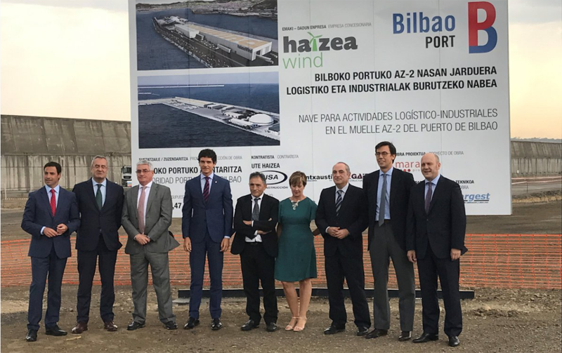 Acto de colocación de la primera piedra de la futura fábrica de aerogeneradores offshore en el Puerto de Bilbao, al que acudieron representantes de instituciones públicas y de la empresa que comienza ya la construcción. 