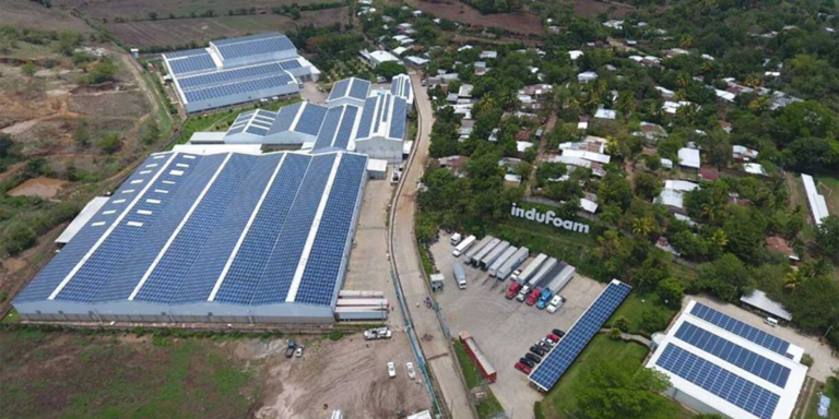 Planta solar fotovoltaica sobre tejado de la empresa Indufoam, ejecutada por Ennera.