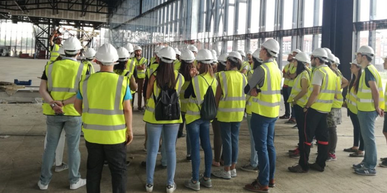 A lo largo de cada edición del Campus de la Energía Eléctrica de Castilla y León, los alumnos realizan visitas a instalaciones eléctricas y desarrollan talleres para su futuro trabajo en el sector energético.