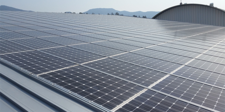 Instalación fotovoltaica sobre la cubierta de un edificio.