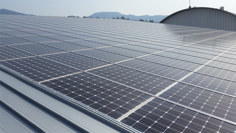 Instalación fotovoltaica sobre la cubierta de un edificio. 