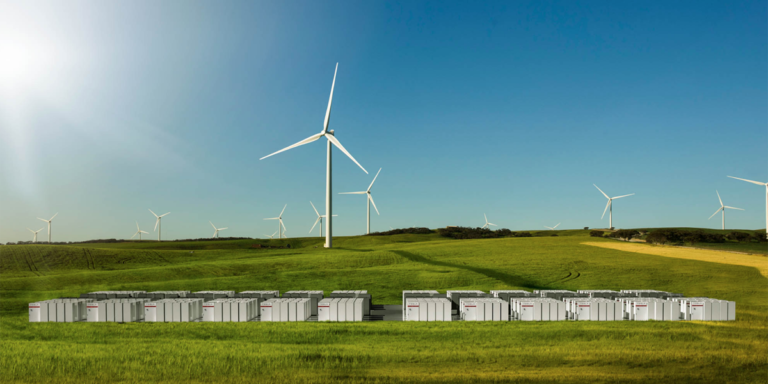 La misión del sistema de almacenamiento de baterías Powerpack de Tesla es garantizar la seguridad del suministro eléctrico ante situaciones climáticas adversas en el estado de South Australia.