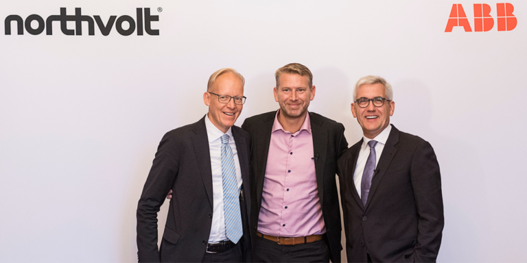 Representantes de ambas compañías, Northvolt y ABB, firmaron la asociación empresarial para construir la fábrica de baterías de iones de litio más grande de Europa y de última generación en Suecia.