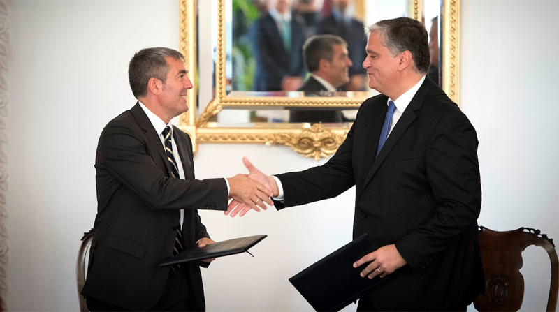 Fernando Clavijo (izda.) y Vasco Alves (drcha.) durante la firma del Memorándum de Entendimiento que establece la colaboración entre Canarias y Las Azores en el desarrollo de energías renovables. 