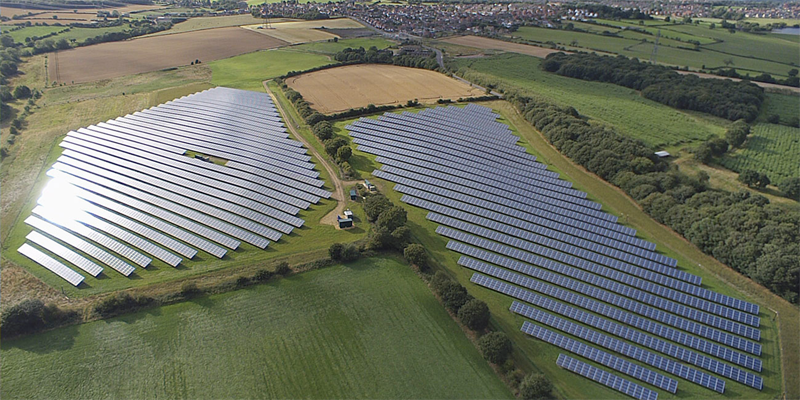 La planta fotovoltaica construida por Grupo Zaragozá para la embotelladora de Coca Cola en Tingley (Inglaterra) tiene una potencia de 5 MW.