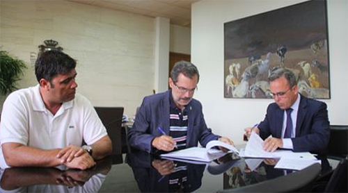 La firma del convenio, entre Marcial Morales, presidente del Cabildo de Fuerteventura, y Jorge Ramos, CEO de IBIL, se desarrolló en la sede del Cabildo insular. 