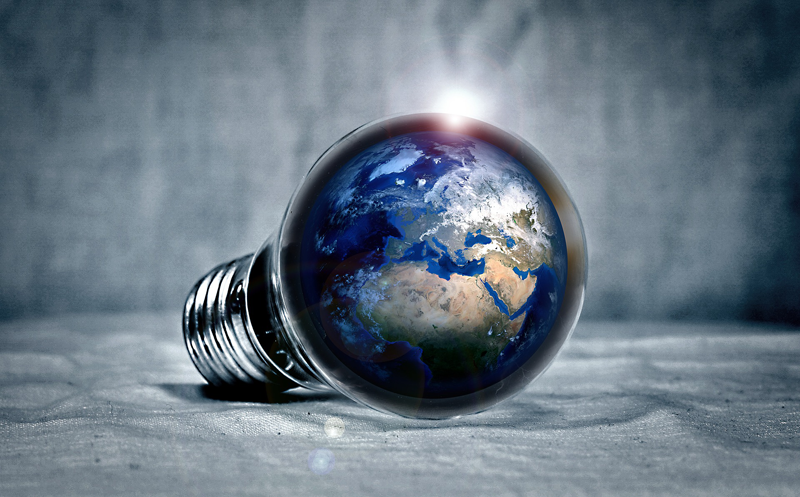 Esfera terrestre dentro de una bombilla. Cambio climático. Medio Ambiente. Sostenibilidad. 