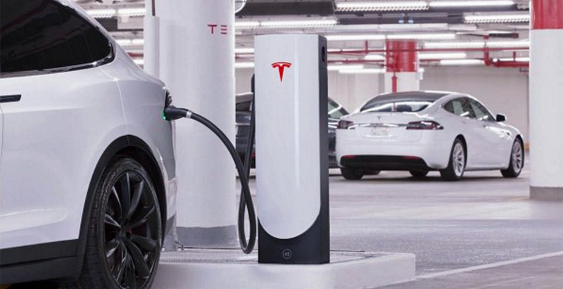 Nuevos puntos de carga de Tesla que presentan un volumen menor pero también menos potencia, con los que quiere ampliar su red de estaciones y llevarlos al centro de las ciudades.