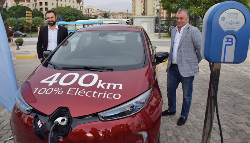 Presentación punto de recarga eléctrica con el consejero de Empleo de Andalucía, Javier Carnero, que dio a conocer la hoja de ruta por la movilidad eléctrica por la que se subvencionarán 400 estaciones de recarga.