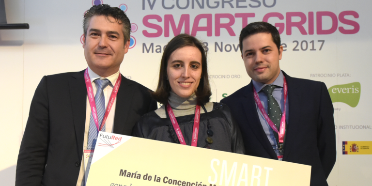 Entrega Premio Mejor Trabajo Fin de Grado o Máster en Smart Grids de FutuRed a Mª Concepción Mora durante el IV Congreso Smart Grids.