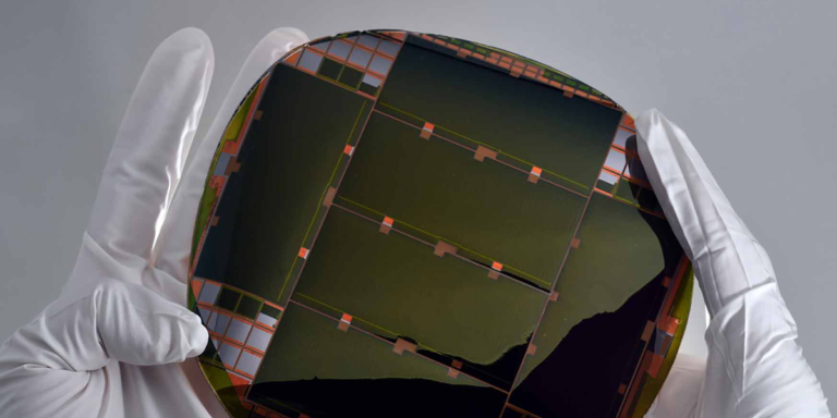 Una oblea de célula solar ELO IMM de alta eficiencia. (Imagen de MicroLink Devices).