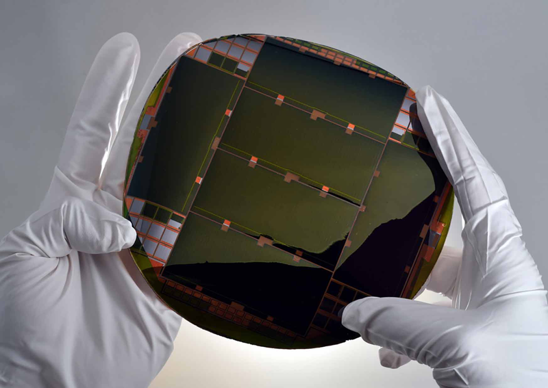 Una oblea de célula solar ELO IMM de alta eficiencia. (Imagen de MicroLink Devices). 
