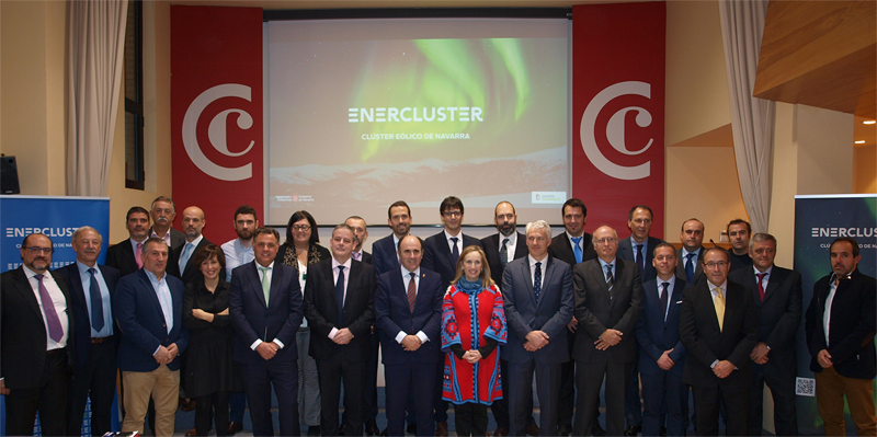 Foto de grupo de la jornada de Enercluster. En el centro, el vicepresidente Ayerdi; la directora general Izaskun Goñi y el presidente de Enercluster, Enrique Teruel.