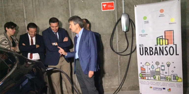 El consejero de Economía e Infraestructuras de la Junta de Extremadura, José Luis Navarro, visitó la hospedería de Llerena (Badajoz), uno de los establecimientos turísticos en los que se han instalado puntos de recarga de Tesla.