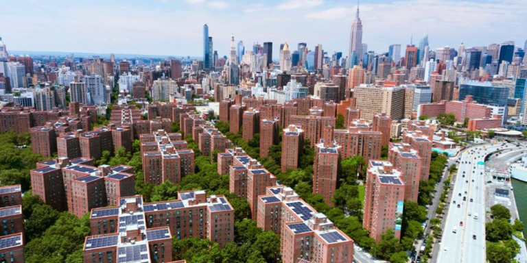 Vista aérea de los edificios en cuyas azoteas se instalarán los sistemas de autoconsumo con los rascacielos de Manhattan al fondo.
