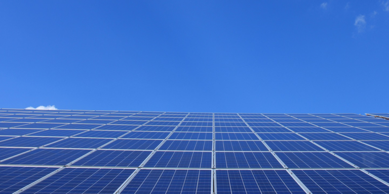 En Abu Dabi, Emiratos Árabes, se está construyendo la mayor planta solar para abastecer de energía fotovoltaica más de de 200.000 hogares.
