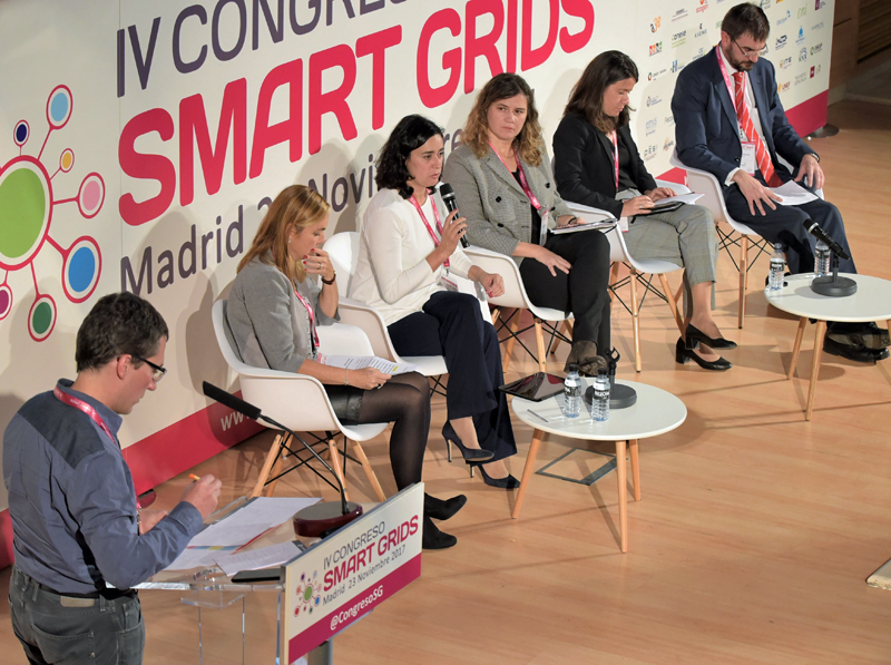 España hacia la Transición Energética en el marco de la UE fue el titulo bajo el que se desarrolló la primera Mesa Redonda del IV Congreso Smart Grids. 