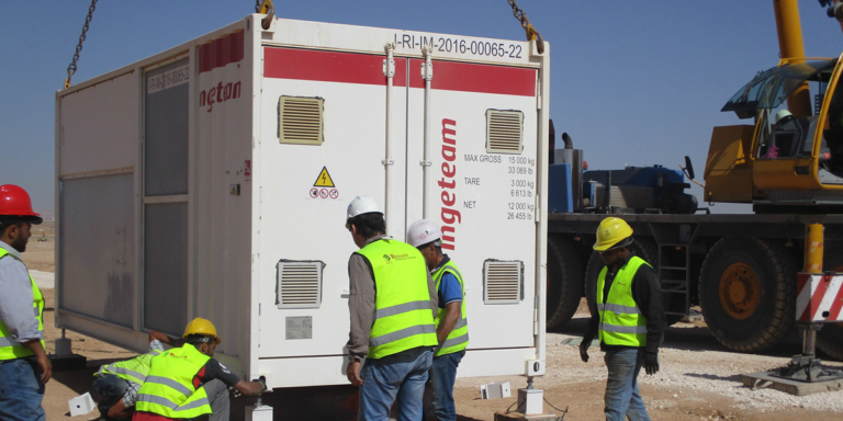 Instalación de una power station de Ingeteam en la planta FV del campo de refugiados Al-Zaatari.