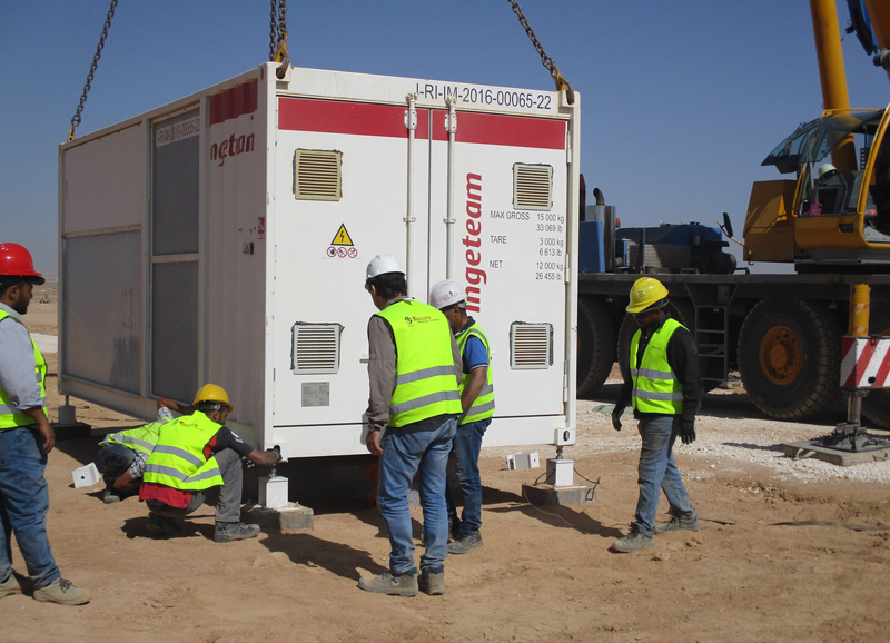 Instalación de una power station de Ingeteam en la planta FV del campo de refugiados Al-Zaatari.