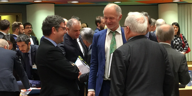 El ministro de Energía, Álvaro Nadal, conversa con sus homólogos durante la reunión de negociación del Paquete de Invierno en la que la Unión Europea aumenta la importancia de las interconexiones.