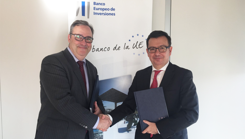 Carlos Arilla, director general económico financiero de Acciona, y Román Escolano, vicepresidente del BEI, firmaron el acuerdo por el que el banco financia con 100 euros los planes de digitalización e innovación de la compañía.