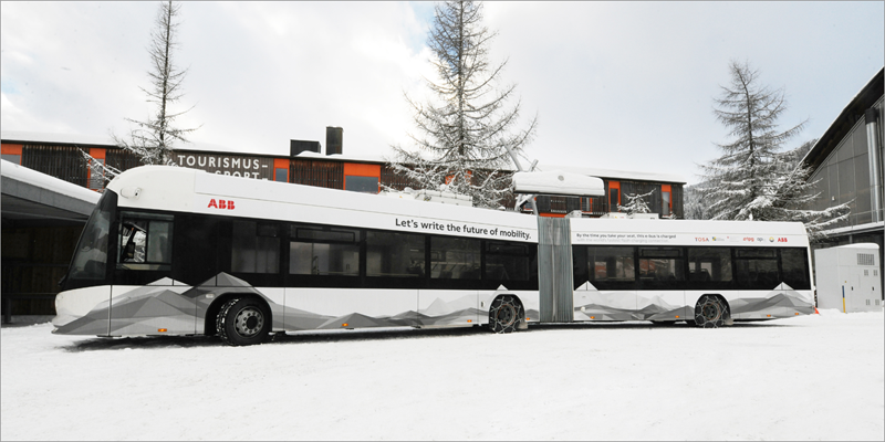 El autobús eléctrico que ha circulado en pruebas en Davos tiene la capacidad de cargar su batería mientras los pasajeros suben y bajan en paradas específicas. 