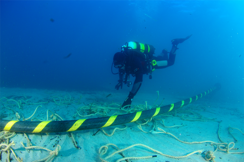 Submarinista. Trabajos de tendido de cable eléctrico submarino. 