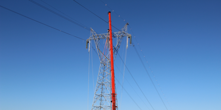 Red Eléctrica de España ha terminado la repotenciación de la línea de 400 kilovoltios (kV) y 70 kilómetros entre las subestaciones de Aragón, en Castelnou (Teruel) y de Peñaflor, en Villamayor de Gállego (Zaragoza).