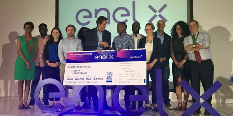 Enel X y el grupo suizo Seedstars reconocieron con el premio Africa Energy el sistema de unidades de almacenamiento en frío alimentadas con energía solar de la start up Kenia SolarFreeze. Entrega del premio.