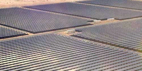 Un sistema de almacenamiento de baterías solares conectado a la red proporciona energía en Far North Queensland, Australia