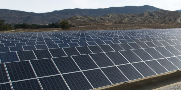 Paneles solares en una reserva india de EEUU.